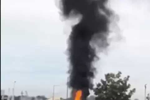 Diese Flamme ließ die nahe Ethylen-Pipeline bersten: die Unglücksstelle auf dem BASF-Gelände kurz vor der großen Explosion.