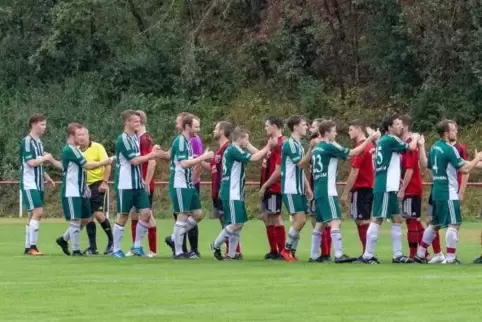 Jetzt geht’s los: Mit dem Heimspiel gegen den FC Eiche Sippersfeld (grün-weiße trikots) beginnt für den TuS Ramsen die A-Klasse-