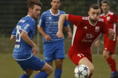 Dem Ball hinterher: Niklas Schattauer (vorne in Rot) vom ASV Winnweiler.  Foto: J. Hoffmann