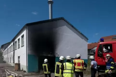 In der Garage der Lagerhalle brach das Feuer aus und richtete erheblichen Schaden an. Foto: Sayer