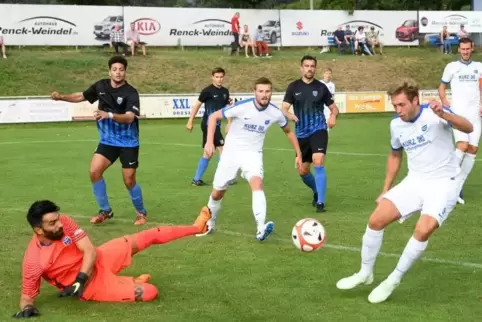 Vorerst die Nummer 2: Hamdi Koc (links) vom FC Speyer 09, hier in einem Test gegen Mechtersheim. Archivfoto: Lenz