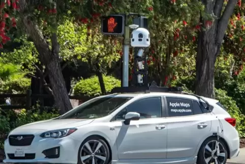 Ein Kamerafahrzeug von Apple, das Aufnahmen für den Kartendienst des iPhone-Konzerns macht, ist im Straßenverkehr unterwegs. Fot