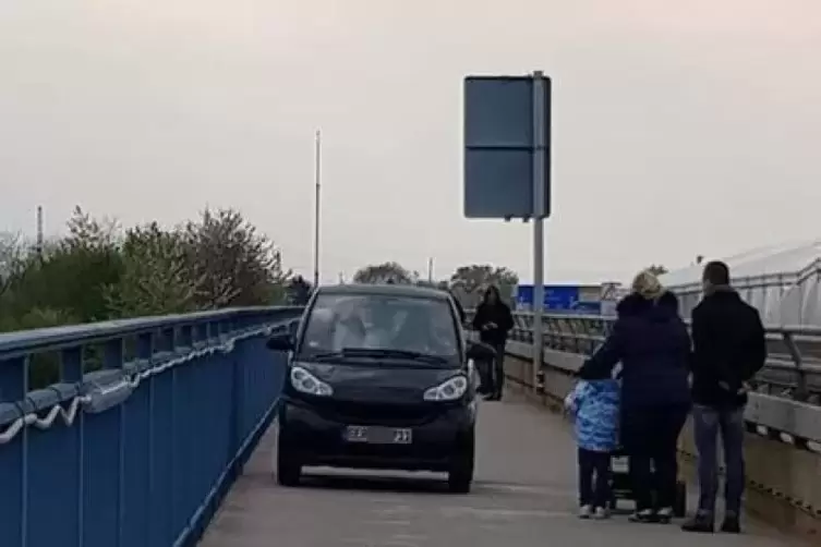 Ein Kleinwagen &uuml;berquert die Rheinbr&uuml;cke auf dem Rad- und Fu&szlig;weg. Foto: Privat/Frei