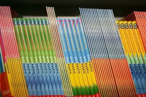 Zum Schulstart werden die zur Ausleihe bestellten Bücher an verschiedenen Tagen ausgeteilt.  Foto: dpa