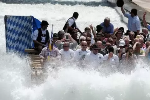 Ein Teambuilding-Seminar, bei dem die Mitarbeiter eines Baufachzeitschriftenverlags die wilde Isar mit einem selbstgebauten Floß
