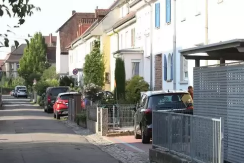 Steine des Anstoßes: Das rote Pflaster des als Stellplatz genutzten Vorgartens von Familie Maag in der Landauer Südstadt.  Foto: