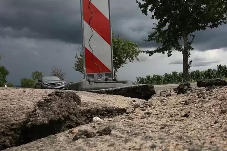 Die K 32 zwischen Maikammerund St. Martin musste vor&uuml;bergehend gesperrt werden.  Foto: Linzmeier-Mehn