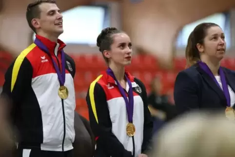Siegerehrung: Bei der Nationalhymne kommen Chiara Congia (Mitte) Tränen der Rührung. Links Justin van Gerven, rechts Longenführe