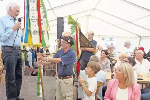 Wimpelträger gratulierten dem Rodalber Pfälzerwald-Verein zum Doppeljubiläum. Sie kamen auch aus der Vorder-, der Nordpfalz und 