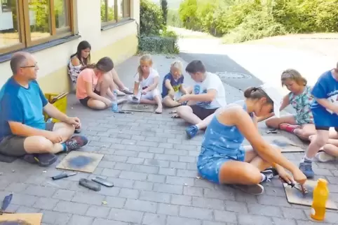 Andreas Stern zeigte den Kindern, wie man mit einem Feuerstein Wunderkerzen zum Brennen bringt.