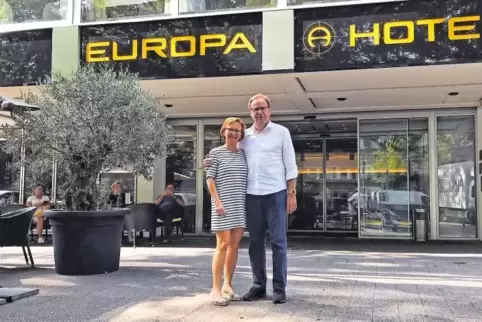 Ab Donnerstag werden die Hoteliers zu Privatiers: Bettina Ankele-Benke und ihr Mann Diethelm.