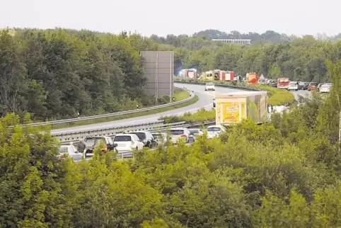 Nach dem Unfall an Pfingstsamstag 2018 bildete sich auf der A 8 bei Contwig ein langer Stau.