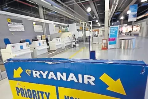 Check-in-Schalter von Ryanair am Flughafen Hahn.