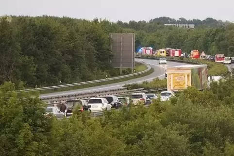 Nach dem Unfall an Pfingstsamstag 2018 bildete sich auf der A?8 bei Contwig ein langer Stau. Archivfoto: Moschel