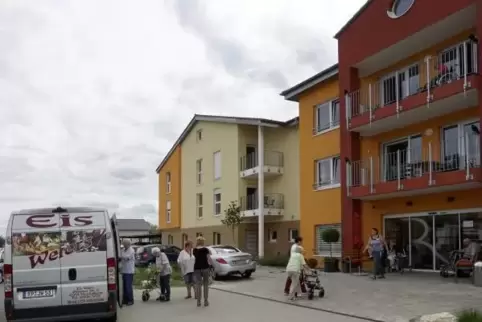 Einmal am Tag hält der Eiswagen von Jürgen Wefers vor dem Dirmsteiner Pflegeheim. Aber auch sonst wird den Senioren viel Abwechs