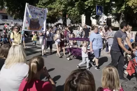 Einen Kerweumzug wird es am Samstag, 17. August, wieder geben. Im Bild: Teilnehmer der Grundschule beim Umzug 2017.  ArchivFoto: