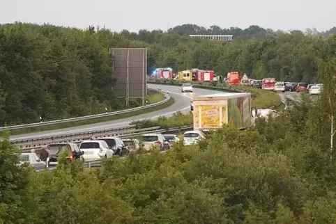 Nach dem Unfall an Pfingstsamstag 2018 bildete sich auf der A?8 bei Contwig ein langer Stau.   Archivfoto: Moschel