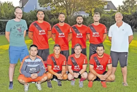 Fast eine neue Mannschaft: Abteilungsleiter Michael Schier (links) und Trainer Jens Andrä (rechts) mit den Neuzugängen (hinten v