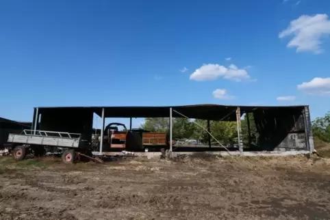 Abgebrannte Halle auf dem Oggersheimer Hof. Die Rückseite wurde entfernt, um schneller löschen zu können.  Foto: tbg