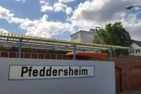 Emaille mit schwarzen Lettern: 2004 sollte dieses Schild im Müll verschwinden.  Foto: OUS