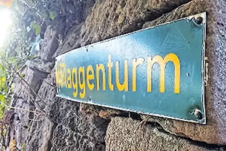 Der Flaggenturm ist von mehreren Richtungen gut erreichbar.