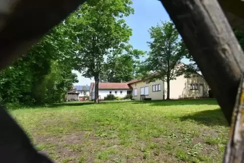 Das Gelände: Die Gemeinde wollte das 1800 Quadratmeter große Grundstück mit dem Pfarrheim für rund eine dreiviertel Million Euro