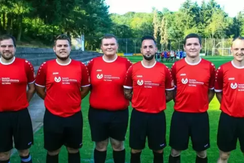 Die neuen Spieler beim SV Martinshöhe (von links) : Daniel Maske (Trainer), Lukas Beinfohr, Jonas Theis, Sebastian Wintergeist, 