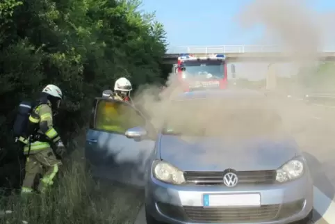 In der Elektrik der Mittelkonsole des Autos gab es einen Schmorbrand.  Foto: Feuerwehr Winnweiler