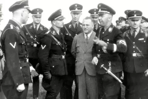 Ein kleiner Mann, der gerne groß rauskam: Josef Bürckel, umringt von SS-Größen: Himmler rechts neben, Heydrich links hinter ihm.