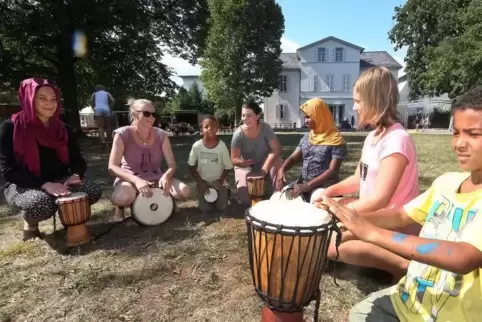 Trommeln gehört genauso zum Programm bei „Summer im Park“ wie Yoga, Malen oder Schach. Foto: Lenz