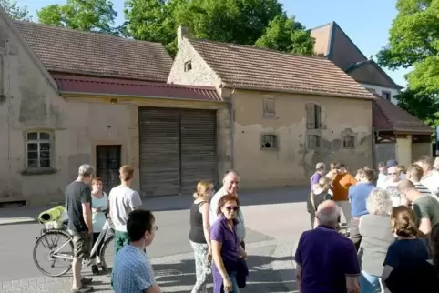 In Ilbesheim soll ein altehrwürdiges Gehöft mit Haupthaus, Nebengebäuden und riesiger Scheune zu einem Gemeindezentrum umgebaut 