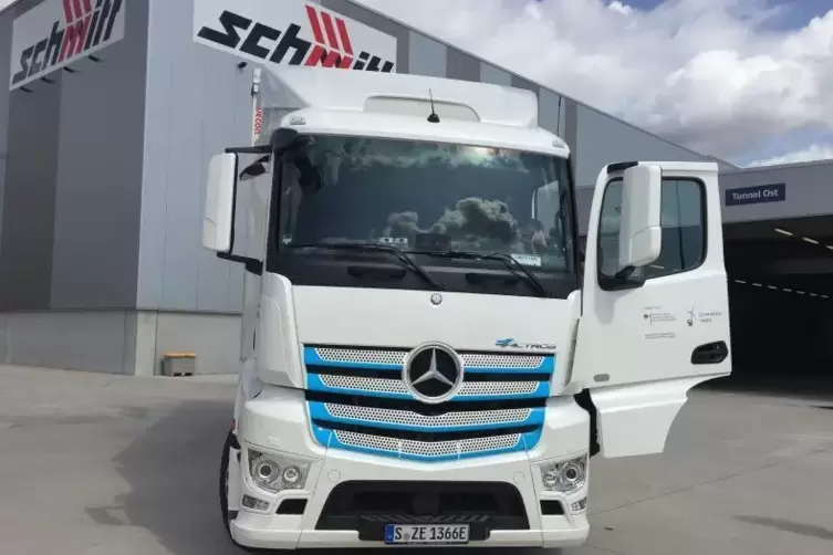 Der eTruck rollt t&auml;glich im Dreischichtbetrieb zwischen &Ouml;tigheim und Rastatt. Foto: tom