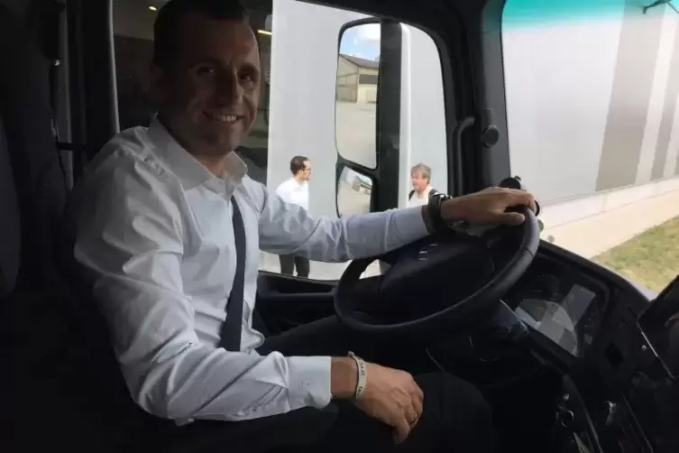 Der Gesch&auml;ftsf&uuml;hrer von Logistik Schmitt, Rainer Schmitt, ist von der Zukunft der Elektrotrucks &uuml;berzeugt.  Foto: tom