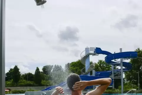 So geht es richtig: Abduschen vor dem Sprung ins Becken. Das Foto stammt aus dem Willersinn-Freibad in Ludwigshafen. archivfoto: