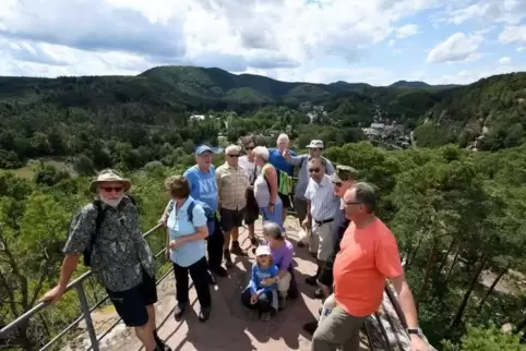 Auf dem Wachtfelsen bei Dahn bei der Wanderwoche 2018.   ArchivFoto: BCR