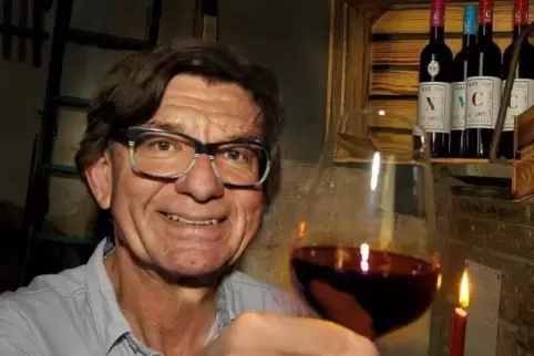 In Waldsee: Wolfram Gratz mit einem Glas seines Weines.  Foto: Lenz