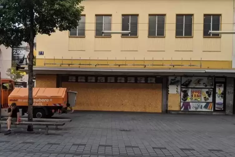 Soll verschwinden: das ehemalige Woolworth-Geb&auml;ude. Foto: os
