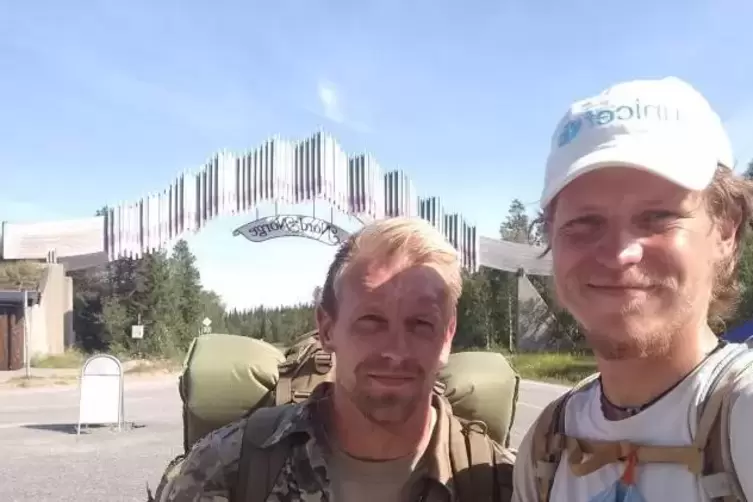 Gleichgesinnte: Am Tor zu Nordnorwegen machen Lukas Bion und der dänische Soldat Kenneth ein gemeinsames Foto.  Foto: Bion/frei