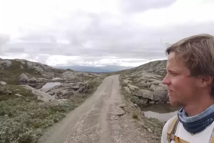 W&auml;hrend Kenneth nur auf Stra&szlig;en l&auml;uft, genie&szlig;t Lukas Bion die norwegische Landschaft.  Foto: Bion/frei