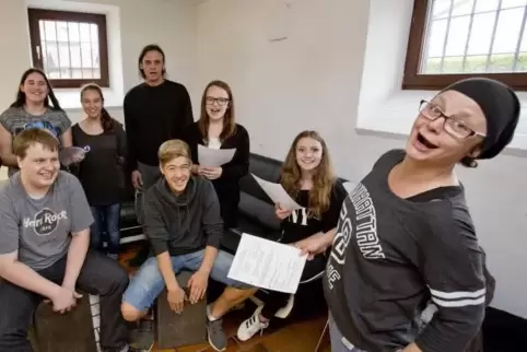 Bei den Proben im Mai 2016 im Otterbacher Bürgerhaus hätten sich Chrissi Steidel und die Rockmärchen-Protagonisten wohl nicht tr
