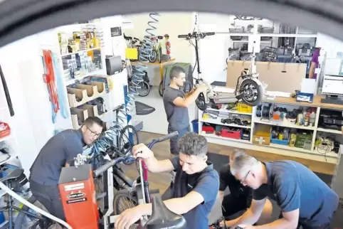 Ganz schön beengt geht es derzeit im Radladen Bella Bici in Wachenheim zu. In Aktion sind (von links) Marcel Maurer, Sabir Asgar