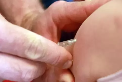 Ein Kinderarzt gibt einem Mädchen eine Masernimpfung. Foto: dpa