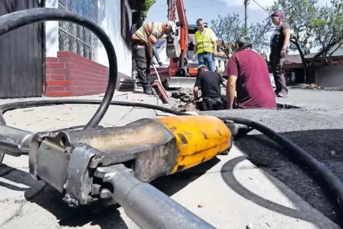 Mitarbeiter der Stadtwerke und einer Tiefbau-Firma gestern Nachmittag an einer der Schadensstellen.