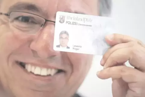 So etwas gilt inzwischen als Sicherheitsrisiko: Im Jahr 2011 präsentierte Innenminister Roger Lewentz einen Muster-Dienstausweis