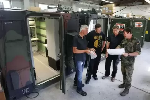Sind im Elektronikzentrum beschäftigt: Jürgen Weber, Max Frischmann, Walter Klingebeil und Stabsfeldwebel Sascha Jost (von links