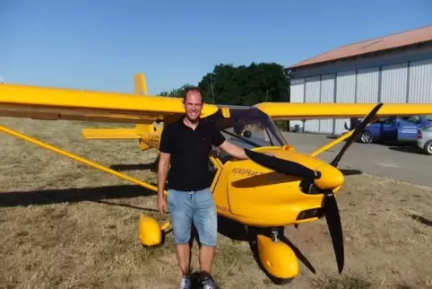 Pilot Lars Riemenschnitter und der Ultraleichtflieger des Flugsportvereins Rossberg in Becherbach.  Foto: Behnke