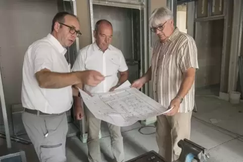 Lagebesprechung (von links): Architekt Rolf Crolly, Geschäftsführer Peter Förster und Technik-Chef Jürgen Kautz im neuen Radiolo