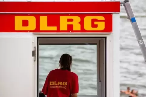 Bis August gab es sechs Badetote, im gleichen Vorjahreszeitraum waren es zehn. Foto: dpa