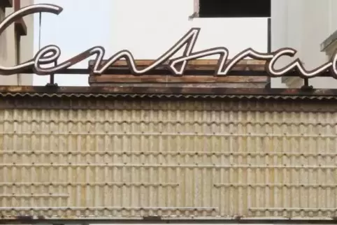Die alte Leuchtreklame des Ramsteiner Kinos aus den späten 50er Jahren ist bei den Abrissarbeiten gerettet worden. Laut Stadtbür