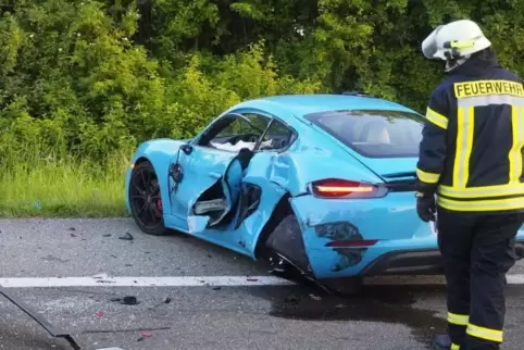 Einer der Unfallwagen: ein blauer Porsche Cayman S. Archivfoto: Moschel